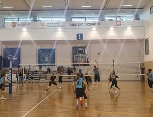 zawodniczki rozgrywające mecz piłki siatkowej w hali sportowej