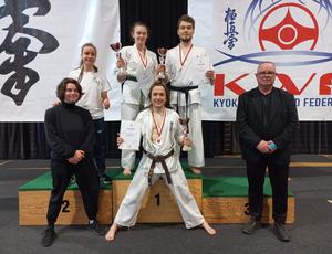 Zawodnicy w strojach karate ustawienie na podium