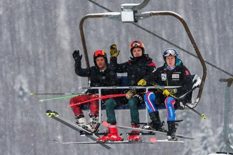 Photo no. 11 (23)
                                                         Trzy osoby odpoczywające na wyciągu narciarskim w otoczeniu ośnieżonych gór.
                            