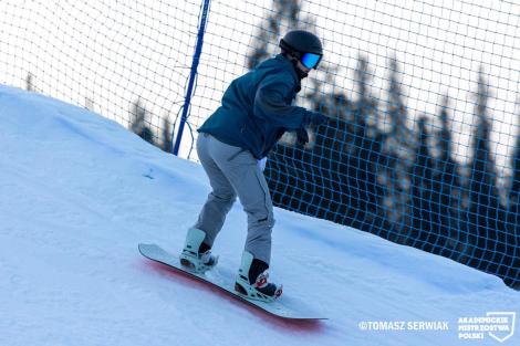 Photo no. 18 (26)
                                                         Osoba jadąca na snowboardzie w dół zaśnieżonego wzgórza.
                            