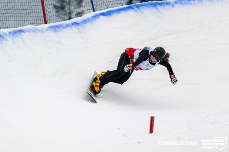Photo no. 12 (26)
                                                         Osoba jadąca na snowboardzie w dół zaśnieżonego wzgórza.
                            