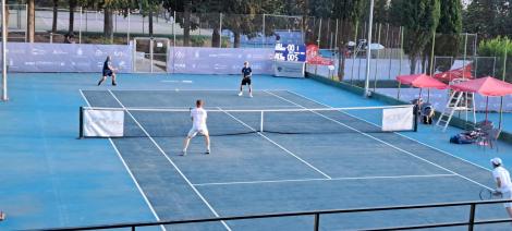 Photo no. 4 (6)
                                                         Zawodnicy tenisa ziemnego w trakcie rozgrywek na korcie tenisowym
                            