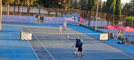 Photo no. 5 (6)
                                                         Zawodnicy tenisa ziemnego w trakcie rozgrywek na korcie tenisowym
                            