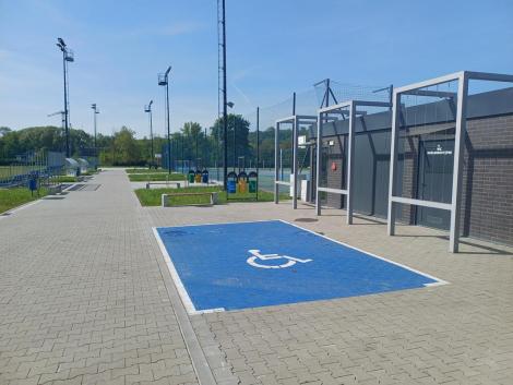 Photo no. 13 (14)
                                                         Zarezerwowane miejsce parkingowe z niebiesko-białym symbolem dostępności dla osób niepełnosprawnych.
                            