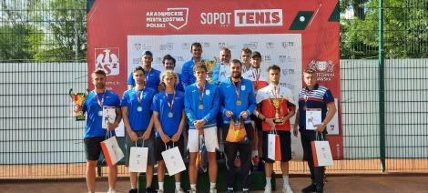 Zdjęcie nr 1 (3)
                                	                                   Srebrny medal tenisistów Uniwersytetu Jagiellońskiego na Akademickich Mistrzostwach Polski -  Sopot 7-10 czerwca 2022 r.
                                  