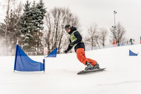 Zdjęcie nr 7 (8)
                                	                             Osoba na snowboardzie zjeżdżająca po stoku zimą.
                            