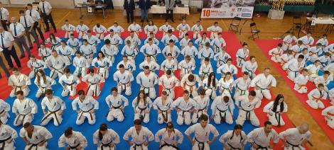 Photo no. 2 (5)
                                                         sportowcy karate w białych kimonach stojący na sali gimnastycznej
                            