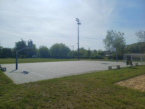 Photo no. 8 (14)
                                                         boisko do koszykówki z ławką i obręczą dla graczy.
                            