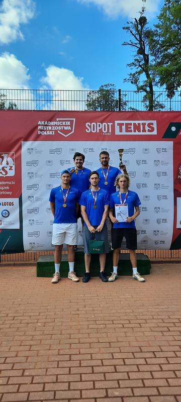 Zdjęcie nr 2 (3)
                                	                                   Srebrny medal tenisistów Uniwersytetu Jagiellońskiego na Akademickich Mistrzostwach Polski -  Sopot 7-10 czerwca 2022 r.
                                  