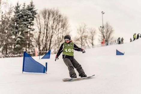 Zdjęcie nr 8 (8)
                                	                             Osoba na snowboardzie zjeżdżająca po stoku zimą.
                            