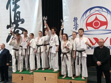 Zdjęcie nr 2 (2)
                                	                             Zawodnicy w strojach karate ustawieni na podium
                            