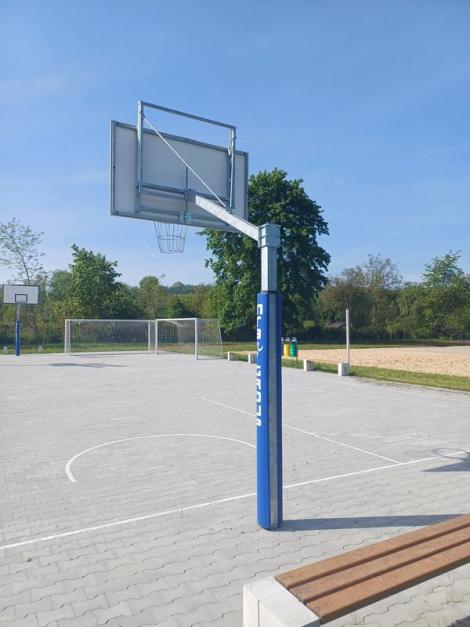 Photo no. 9 (14)
                                                         boisko do koszykówki z ławką i obręczą dla graczy.
                            