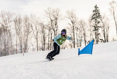 Zdjęcie nr 5 (8)
                                	                             Osoba na snowboardzie zjeżdżająca po stoku zimą.
                            