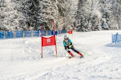 Photo no. 2 (12)
                                                         Zawodnicy podczas zawodów narciarskich.
                            